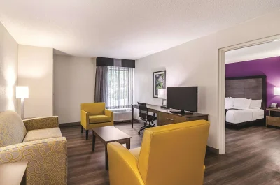 La Quinta Inn & Suites by Wyndham 3