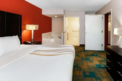 La Quinta Inn & Suites by Wyndham Milwaukee Bayshore Area 2