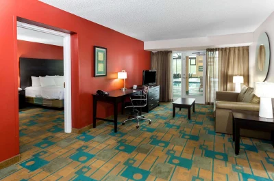 La Quinta Inn & Suites by Wyndham Milwaukee Bayshore Area 3