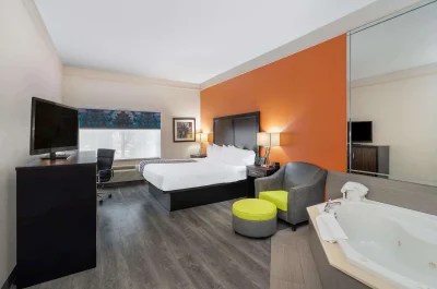 La Quinta Inn & Suites by Wyndham Prattville jacuzzi