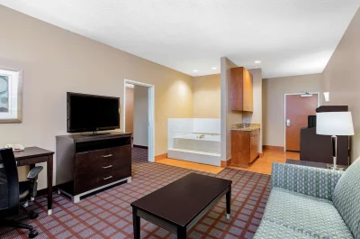La Quinta by Wyndham Indianapolis Airport West jacuzzi