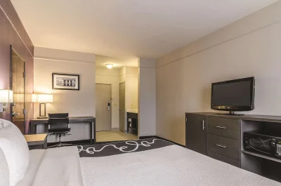 La Quinta by Wyndham Kansas City Airport 1