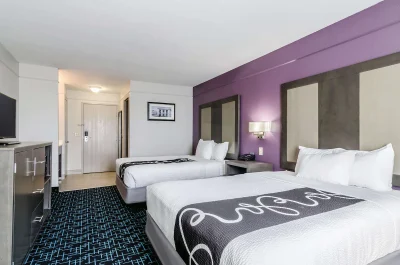 La Quinta by Wyndham Kansas City Airport 2