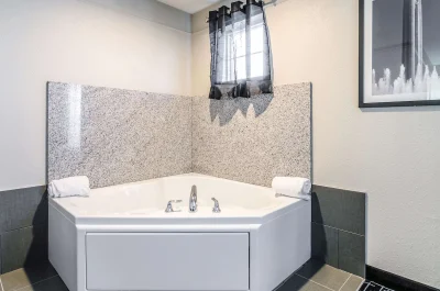 La Quinta by Wyndham Kansas City Airport jacuzzi