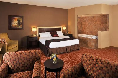 Lakeside Hotel Casino jacuzzi