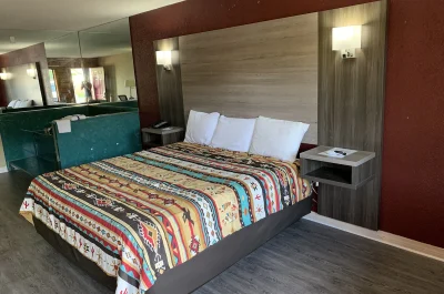 Log Cabin Inn jacuzzi