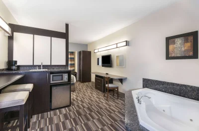 Microtel Inn & Suites by Wyndham Baton Rouge Airport jacuzzi
