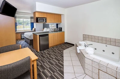 Microtel Inn & Suites by Wyndham Plattsburgh jacuzzi