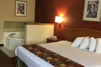 Millennium Inn jacuzzi