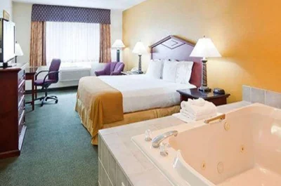 Norwood Inn & Suites Eagan jacuzzi