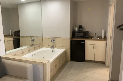 Onyx Inn and Suites jacuzzi