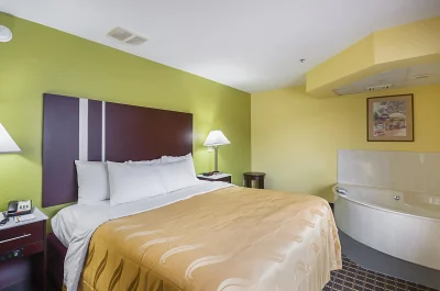 Quality Inn & Suites Harrington jacuzzi