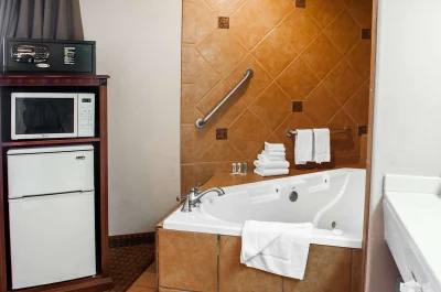 Quality Inn & Suites Las Cruces - University Area jacuzzi