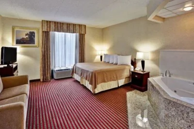 Quality Inn & Suites jacuzzi
