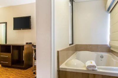 Quality Inn and Suites jacuzzi