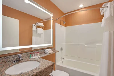 Ramada by Wyndham Bronx 2
