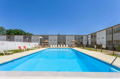 Ramada by Wyndham Henderson Evansville 2