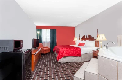 Ramada by Wyndham Henderson Evansville jacuzzi