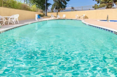 Ramada by Wyndham Ontario 3