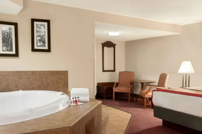 Ramada by Wyndham Pigeon Forge North jacuzzi