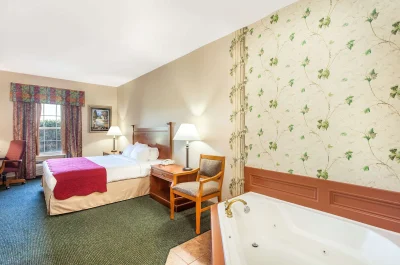 Ramada by Wyndham Sparta At Speedway jacuzzi