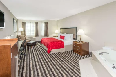 Ramada by Wyndham Springfield North jacuzzi