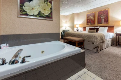 Ramada by Wyndham Topeka Downtown Hotel & Convention Center jacuzzi