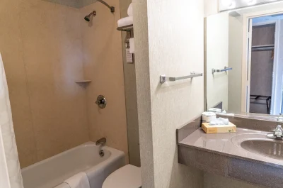 Ramada by Wyndham Topeka Downtown Hotel & Convention Center1