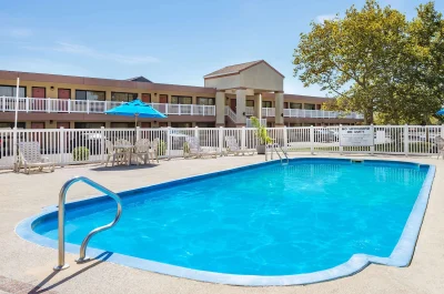 Ramada by Wyndham West Atlantic City pool