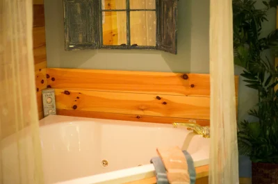 Romantic Jacuzzi Cabin Suite 2