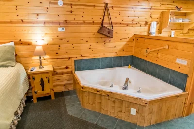 Ruidoso Lodge Cabin jacuzzi
