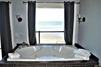 Starfish Manor Oceanfront Hotel jacuzzi