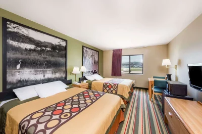 Super 8 by Wyndham Chanute 1