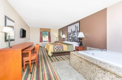 Super 8 by Wyndham Dublin jacuzzi