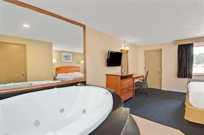 Super 8 by Wyndham Milford New Haven jacuzzi