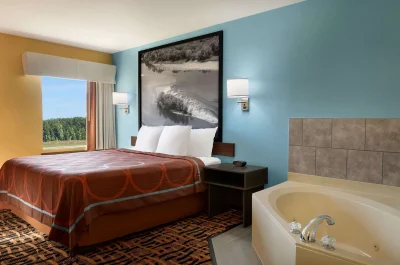 Super 8 by Wyndham Olive Branch jacuzzi