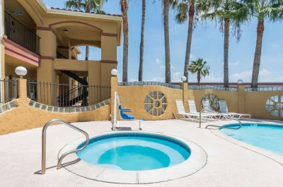 Super 8 by Wyndham Weslaco 2