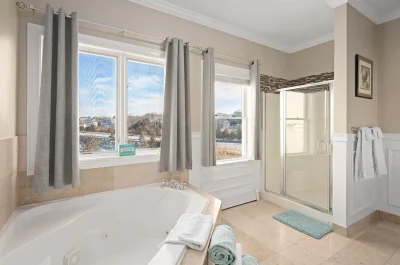 The Beacon Waterfront Inn jacuzzi