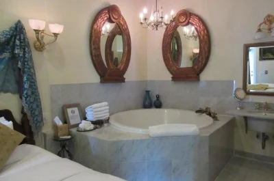 The Columbia Inn at Peralynna jacuzzi