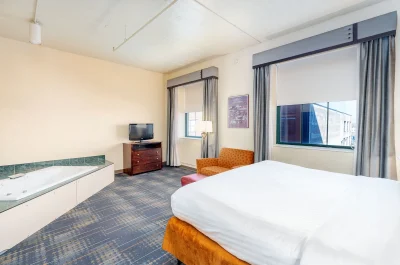 The Suites Hotel at Waterfront Plaza jacuzzi