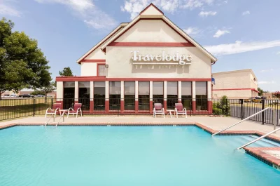Travelodge Inn & Suites by Wyndham Norman 1