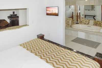 Travelodge by Wyndham Manhasset jacuzzi