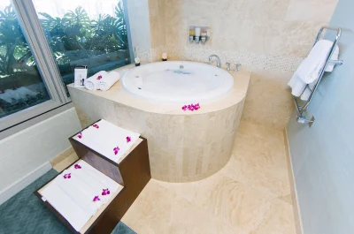 Trump International Hotel Waikiki jacuzzi