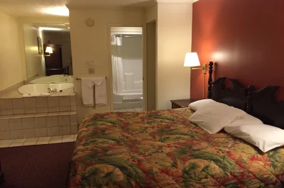 Wildwood Inn jacuzzi