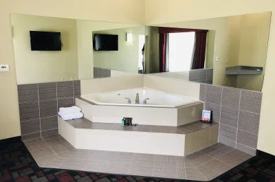 Wingate by Wyndham Lake Charles Casino Area jacuzzi