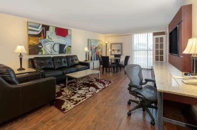 Wyndham Riverfront Hotel 2