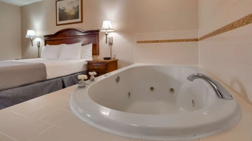 Wyoming hotel with jacuzzi in room